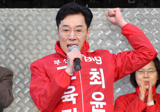 '교육자치법 위반 혐의' 최윤홍 전 부산 부교육감…징역 1년 구형