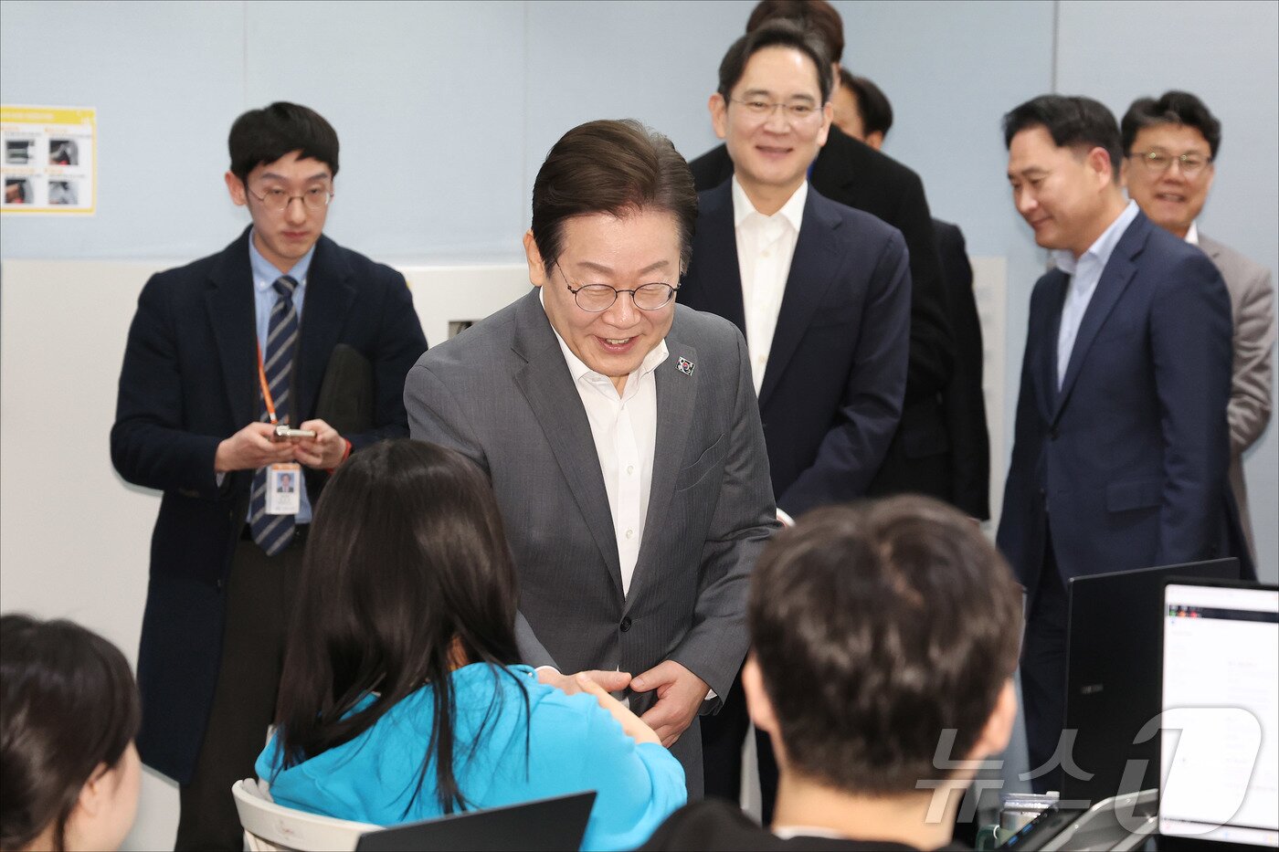본문 이미지 - 이재명 더불어민주당 대표와 이재용 삼성전자 회장이 20일 오전 서울 강남구 역삼동 삼성 청년 소프트웨어 아카데미&#40;SSAFY&#41;에서 열린 &#39;청년 취업 지원 현장 간담회&#39;를 마친 뒤 아카데미를 둘러보고 있다. &#40;공동취재&#41; 2025.3.20/뉴스1 ⓒ News1 김민지 기자