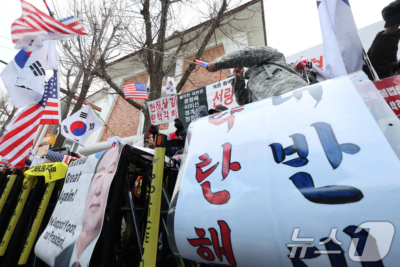 (서울=뉴스1) 신웅수 기자 = 윤석열 대통령 지지자들이 20일 오전 서울 종로구 헌법재판소 앞에서 윤 대통령 탄핵 기각을 촉구하고 있다. 2025.3.20/뉴스1