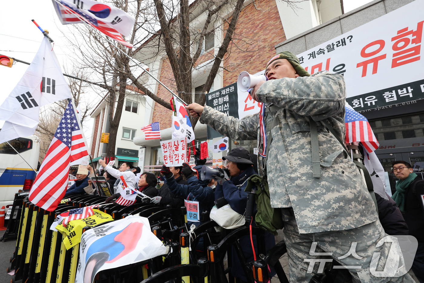 (서울=뉴스1) 신웅수 기자 = 윤석열 대통령 지지자들이 20일 오전 서울 종로구 헌법재판소 앞에서 윤 대통령 탄핵 기각을 촉구하고 있다. 2025.3.20/뉴스1