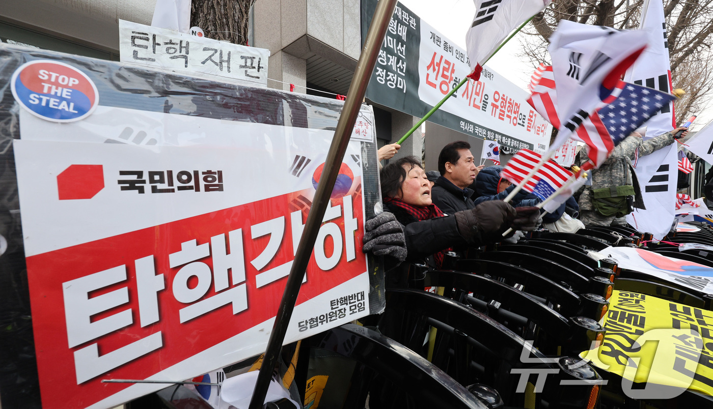 (서울=뉴스1) 신웅수 기자 = 윤석열 대통령 지지자들이 20일 오전 서울 종로구 헌법재판소 앞에서 윤 대통령 탄핵 기각을 촉구하고 있다. 2025.3.20/뉴스1