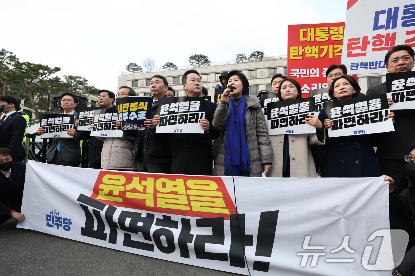 (서울=뉴스1) 신웅수 기자 = 백혜련 의원을 비롯한 더불어민주당 의원들이 20일 오전 서울 종로구 헌법재판소 앞에서 윤석열 대통령 신속 파면 촉구 기자회견을 하고 있다. 2025 …