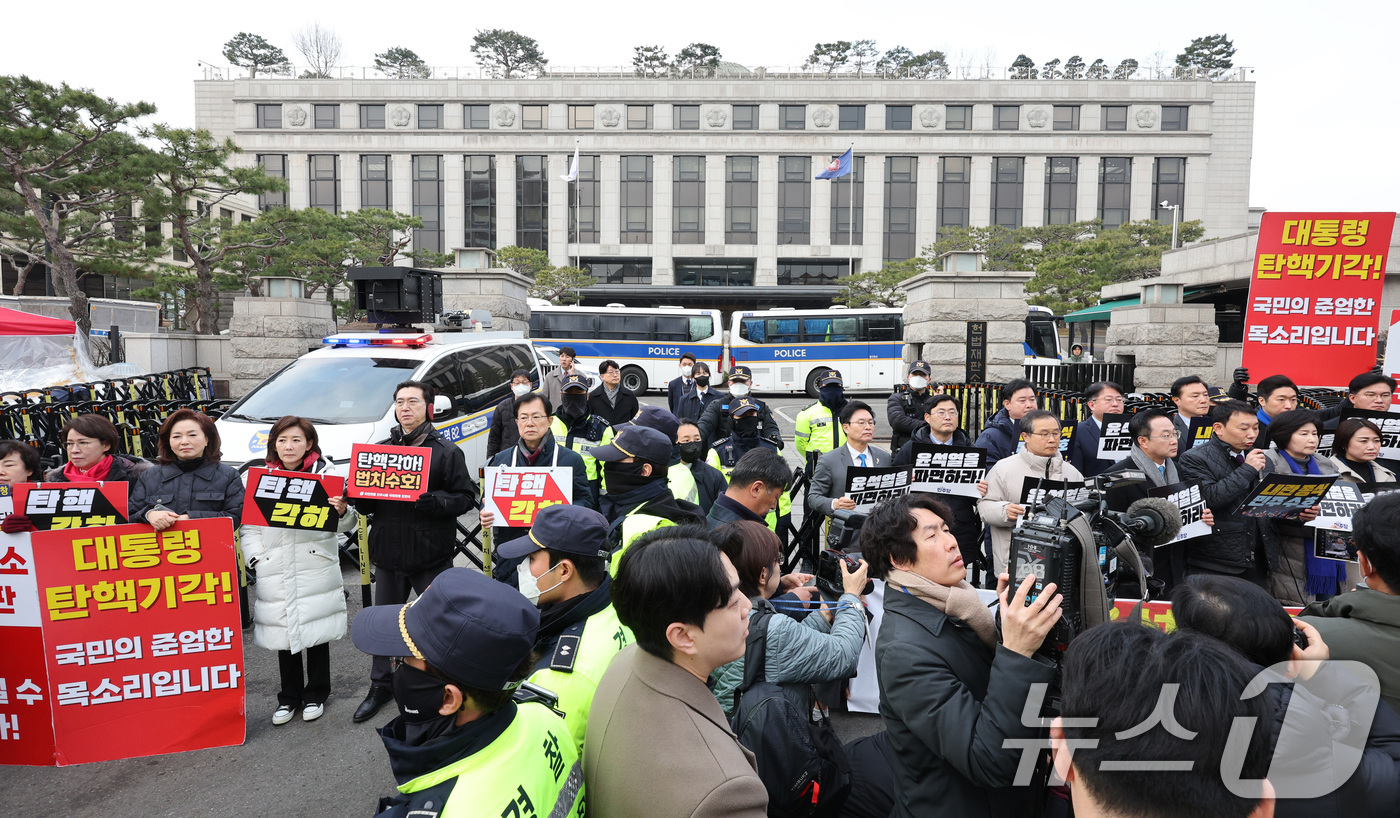 (서울=뉴스1) 신웅수 기자 = 20일 오전 서울 종로구 헌법재판소 앞에서 더불어민주당 의원들과 국민의힘 의원들이 각각 윤석열 대통령 탄핵 인용과 탄핵 기각을 촉구하는 기자회견을 …