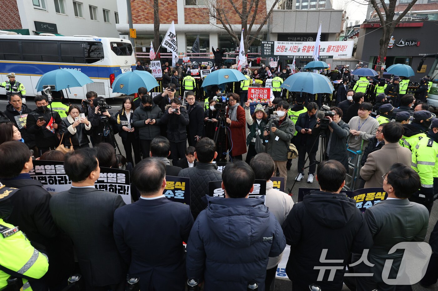 본문 이미지 - 백혜련 의원을 비롯한 더불어민주당 의원들이 20일 오전 서울 종로구 헌법재판소 앞에서 윤석열 대통령 신속 파면 촉구 기자회견을 하고 있다. 길 건너편에서는 윤 대통령 지지자들이 탄핵 기각을 촉구하고 있다. 2025.3.20/뉴스1 ⓒ News1 신웅수 기자