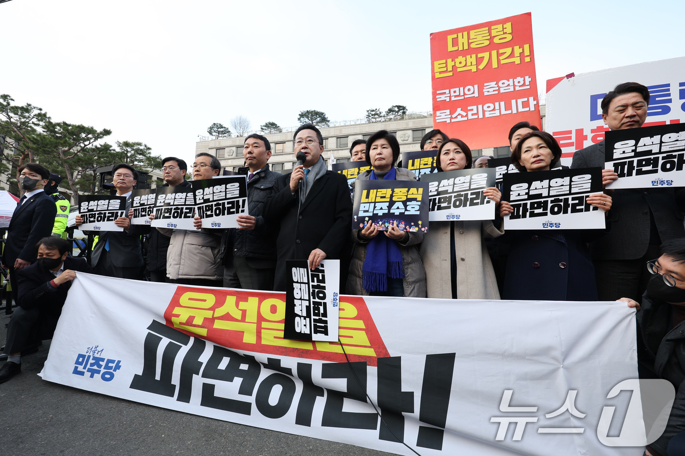 (서울=뉴스1) 신웅수 기자 = 백혜련 의원을 비롯한 더불어민주당 의원들이 20일 오전 서울 종로구 헌법재판소 앞에서 윤석열 대통령 신속 파면 촉구 기자회견을 하고 있다. 2025 …