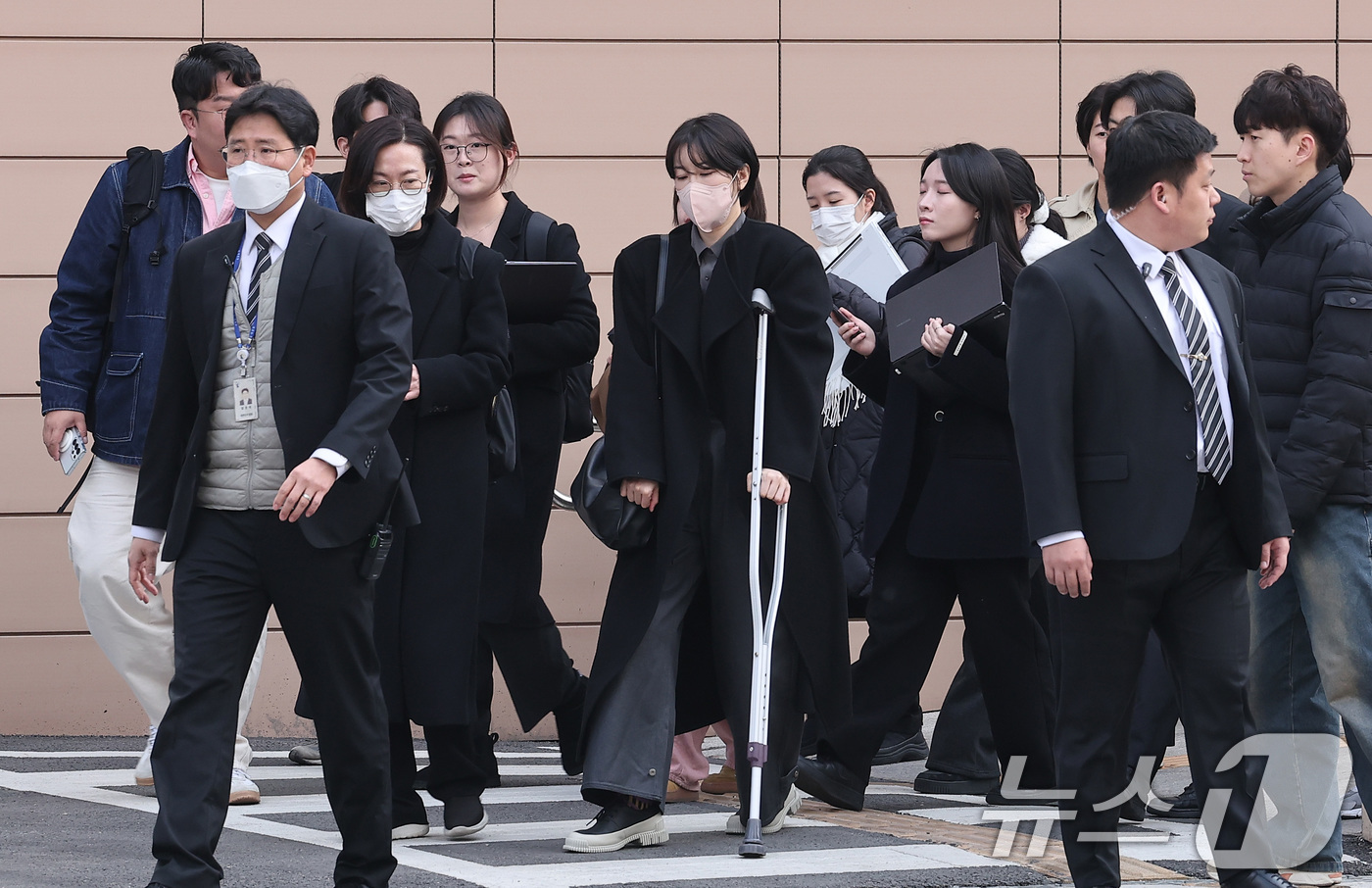 (서울=뉴스1) 김성진 기자 = 음주운전 및 불법 숙박업 운영 혐의를 받는 문재인 전 대통령 딸 문다혜 씨가 20일 서울 마포구 서울서부지방법원에서 열린 도로교통법 위반(음주 운전 …