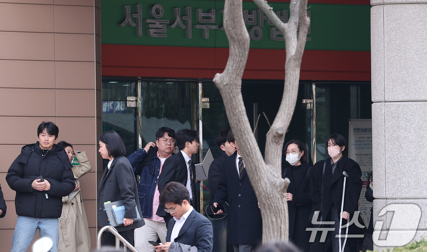 (서울=뉴스1) 김성진 기자 = 음주운전 및 불법 숙박업 운영 혐의를 받는 문재인 전 대통령 딸 문다혜 씨(오른쪽)가 20일 서울 마포구 서울서부지방법원에서 열린 도로교통법 위반( …