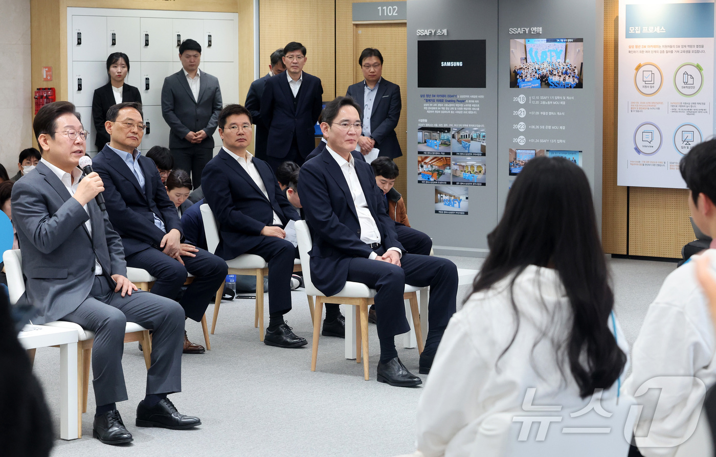 (서울=뉴스1) 김민지 기자 = 이재명 더불어민주당 대표와 이재용 삼성전자 회장이 20일 서울 강남구 멀티캠퍼스 역삼 SSAFY 서울캠퍼스에서 교육생들과 간담회를 하고 있다. (공 …