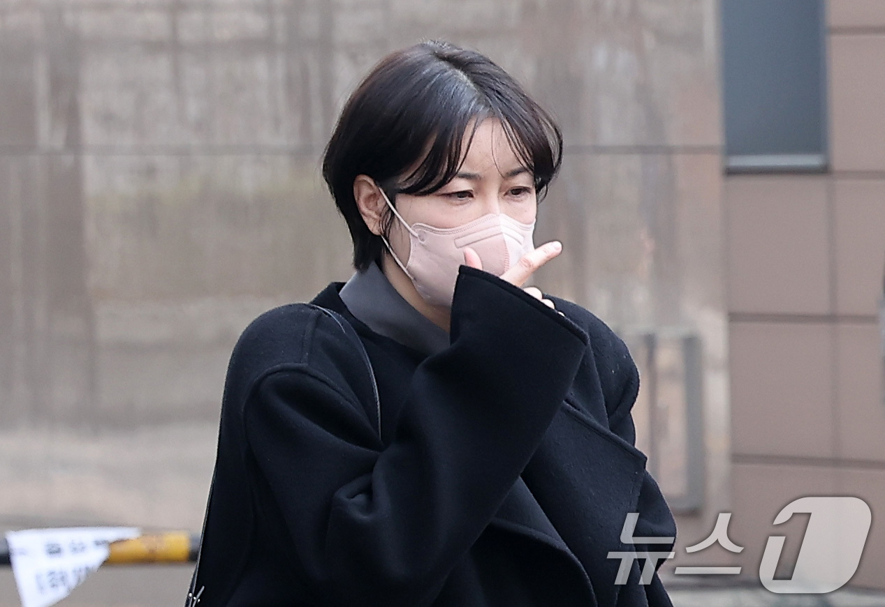 (서울=뉴스1) 김성진 기자 = 음주운전 및 불법 숙박업 운영 혐의를 받는 문재인 전 대통령 딸 문다혜 씨가 20일 서울 마포구 서울서부지방법원에서 열린 도로교통법 위반(음주 운전 …