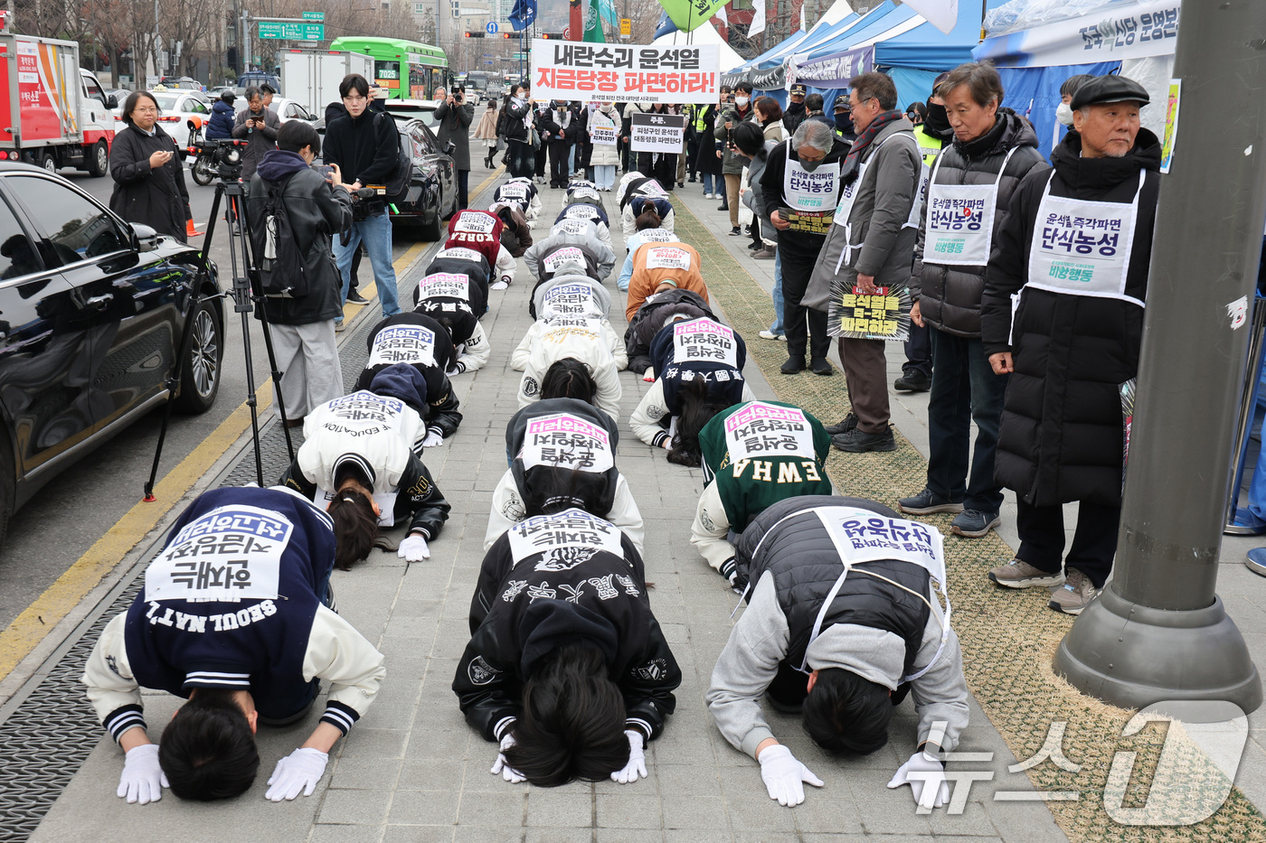 (서울=뉴스1) 신웅수 기자 = 윤석열 퇴진 전국 대학생 시국회의 회원들이 20일 서울 경복궁에서 윤석열 대통령의 탄핵 인용을 촉구하며 삼보일배를 하고 있다. 2025.3.20/뉴 …