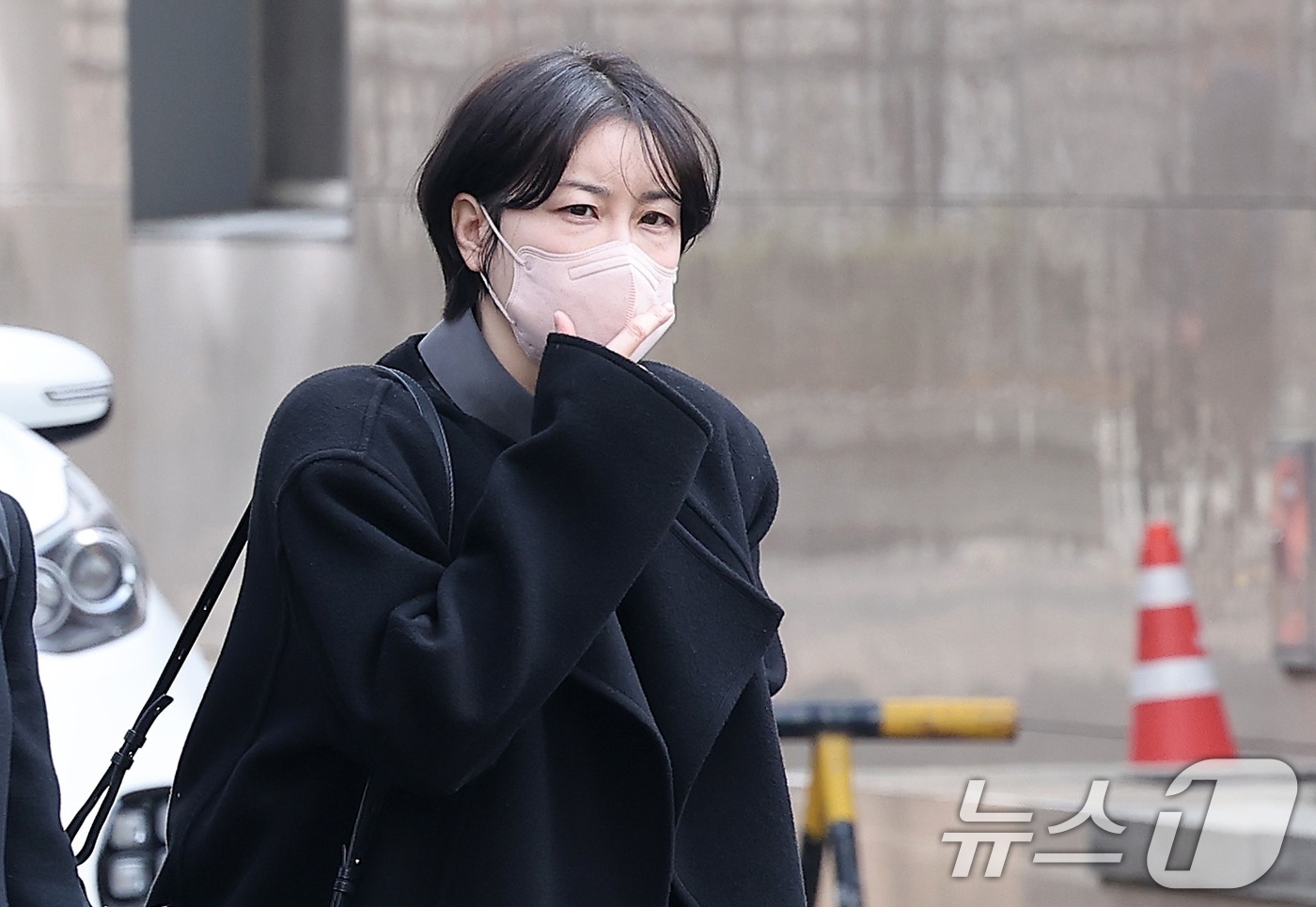 (서울=뉴스1) 김성진 기자 = 음주운전 및 불법 숙박업 운영 혐의를 받는 문재인 전 대통령 딸 문다혜 씨가 20일 서울 마포구 서울서부지방법원에서 열린 도로교통법 위반(음주 운전 …