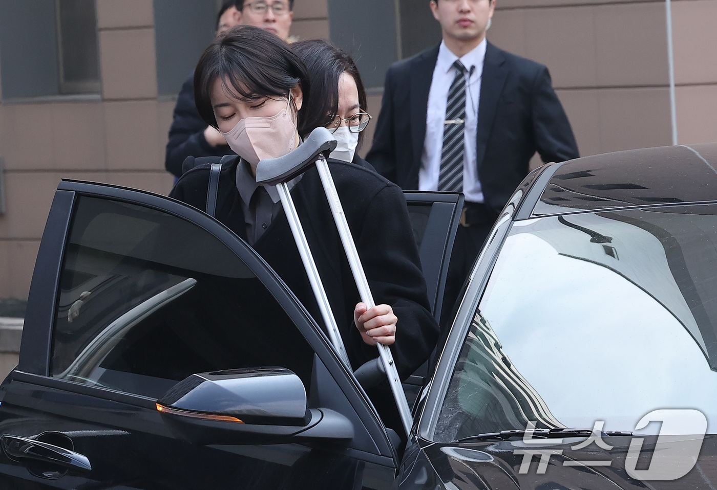 (서울=뉴스1) 김성진 기자 = 음주운전 및 불법 숙박업 운영 혐의를 받는 문재인 전 대통령 딸 문다혜 씨가 20일 서울 마포구 서울서부지방법원에서 열린 도로교통법 위반(음주 운전 …