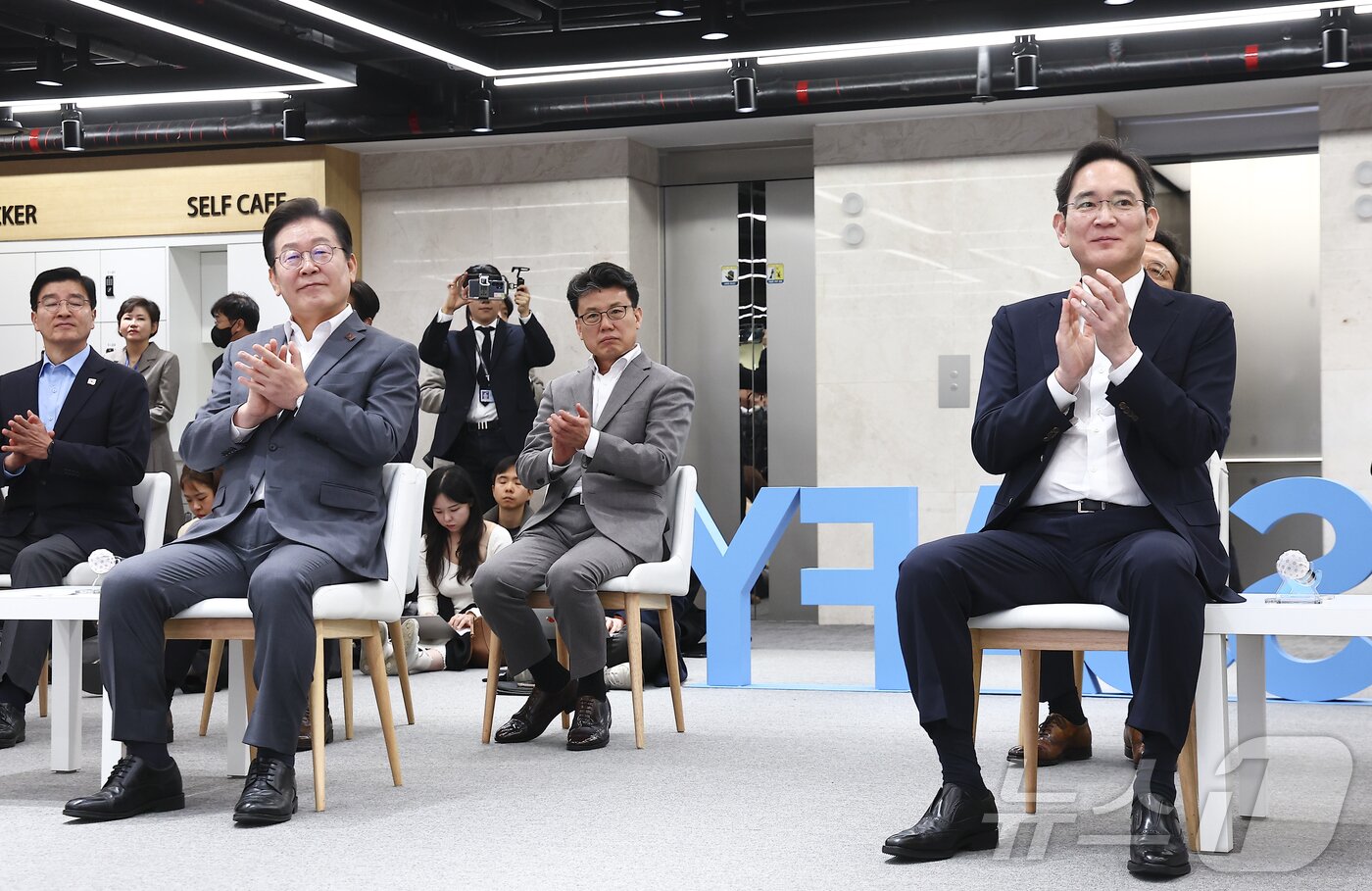 본문 이미지 - 이재명 더불어민주당 대표와 이재용 삼성전자 회장이 20일 오전 서울 강남구 삼성 청년 소프트웨어 아카데미&#40;SSAFY&#41;에서 열린 청년 취업 지원을 위한 현장 간담회에 참석, 손뼉을 치고 있다. &#40;공동취재&#41; 2025.3.20/뉴스1 ⓒ News1 김민지 기자