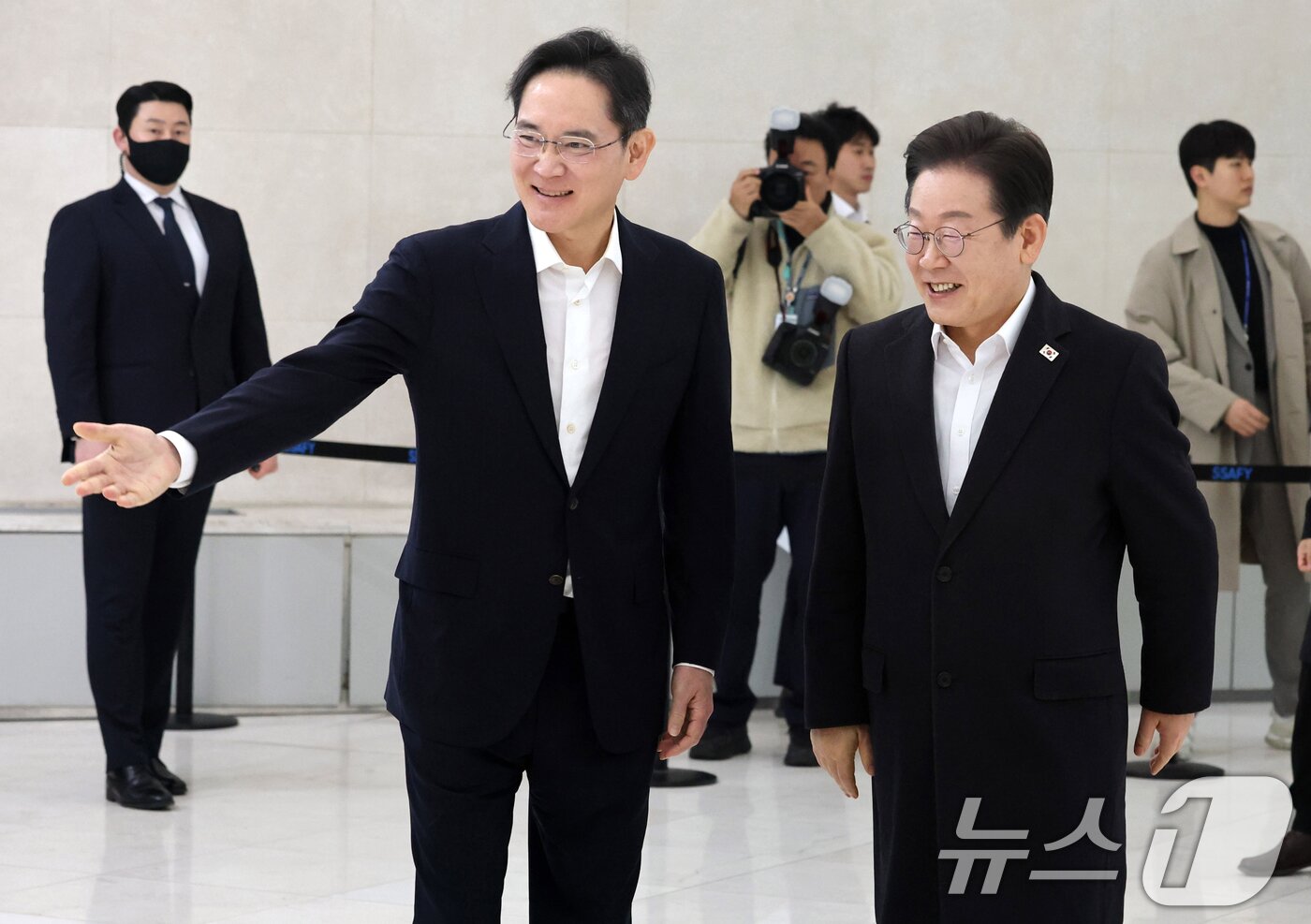 본문 이미지 - 이재명 더불어민주당 대표가 20일 오전 서울 강남구 삼성 청년 소프트웨어 아카데미(SSAFY)에서 열린 청년 취업 지원을 위한 현장 간담회에 앞서 마중 나온 이재용 삼성전자 회장의 안내를 받고 있다. (공동취재) 2025.3.20/뉴스1 ⓒ News1 김민지 기자