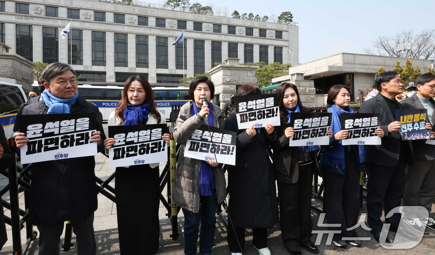 (서울=뉴스1) 허경 기자 = 백혜련 더불어민주당 의원이 20일 서울 종로구 헌법재판소 앞에서 열린 극우 폭력 사태 규탄 기자회견에서 발언을 하고 있다. 백혜련 더불어민주당 의원과 …