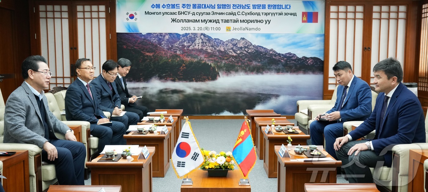 (무안=뉴스1) 전원 기자 = 김영록 전라남도지사가 20일 도청 접견실에서 전남도를 방문한 수헤 수흐볼드 주한 몽골대사와 교류협력 증진을 위한 논의를 하고 있다.(전남도 제공. 재 …