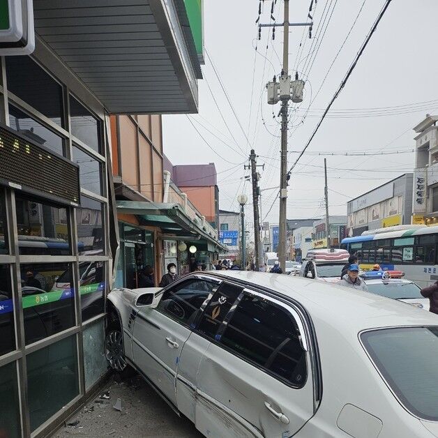 제천 도심서 차량 1대, 인도로 돌진…운전자 부상