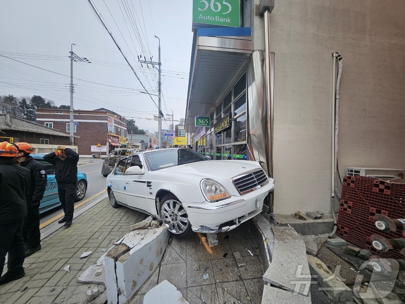 본문 이미지 -  인도로 돌진한 차량.(제천소방서 제공. 재판매 및 DB금지) .뉴스1