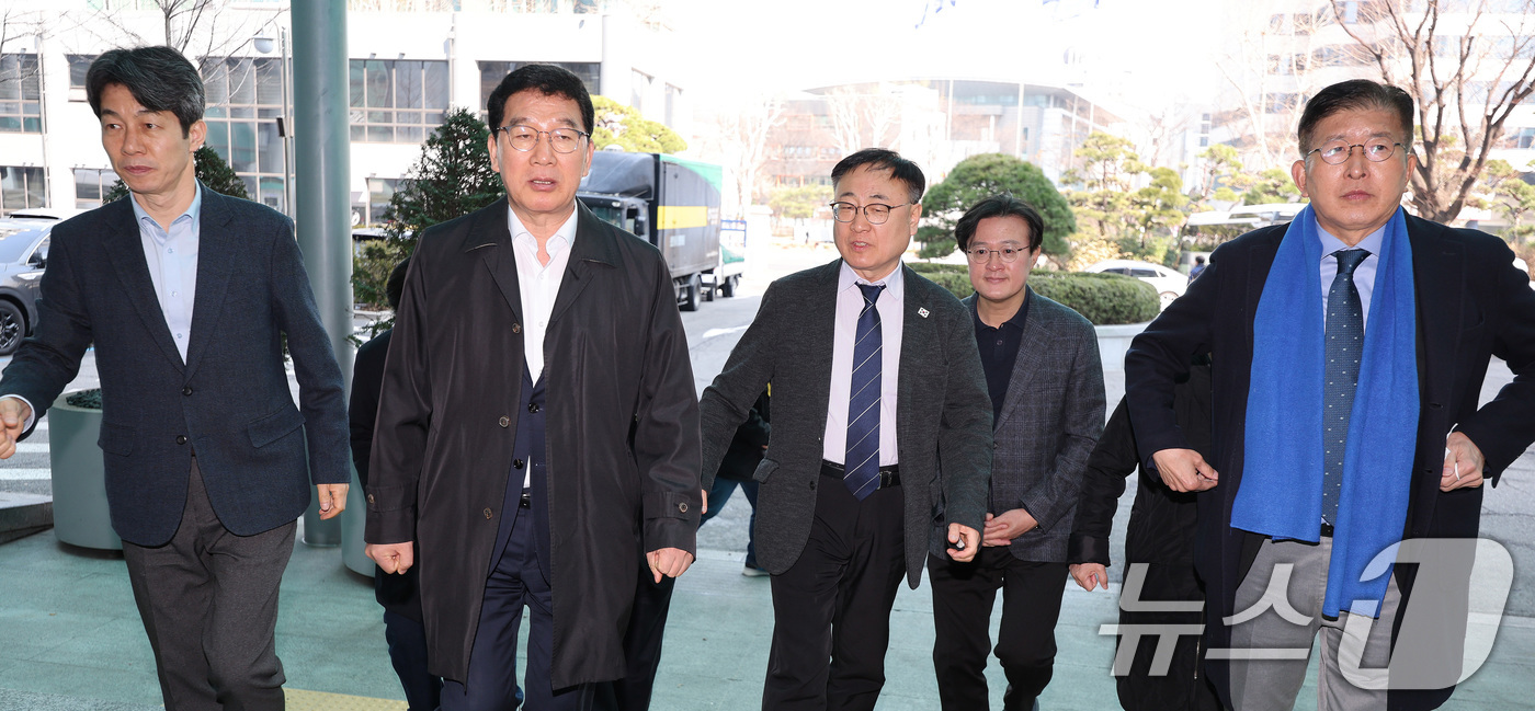 (서울=뉴스1) 신웅수 기자 = 신정훈 위원장을 비롯한 국회 행정안전위원회 소속 더불어민주당 의원들이 20일 오후 백혜련 의원 계란 테러 사건과 관련해 서울 서대문구 경찰청을 항의 …
