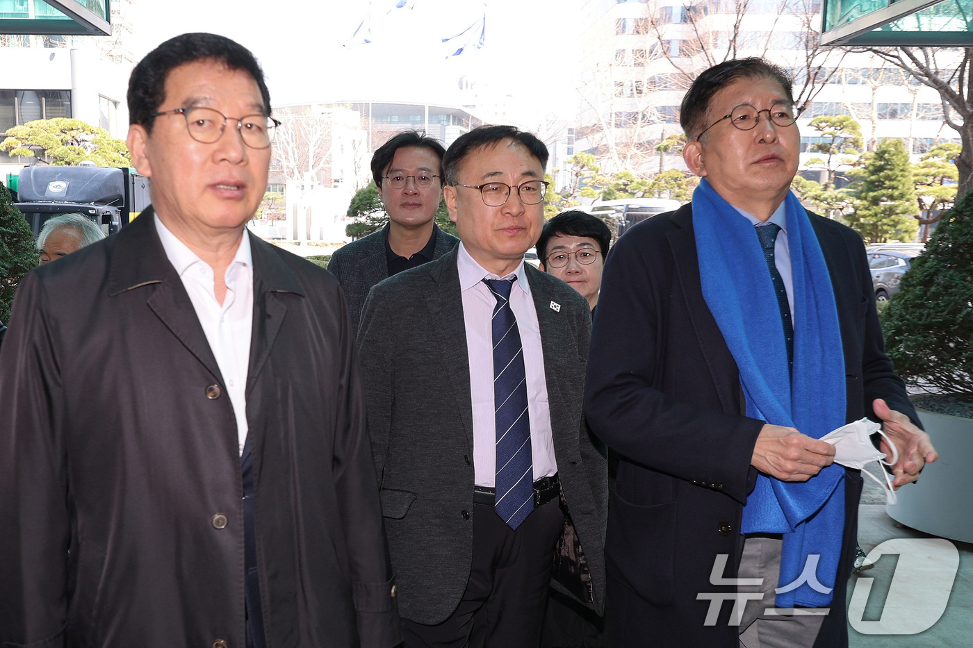 (서울=뉴스1) 신웅수 기자 = 신정훈 위원장을 비롯한 국회 행정안전위원회 소속 더불어민주당 의원들이 20일 오후 백혜련 의원 계란 테러 사건과 관련해 서울 서대문구 경찰청을 항의 …