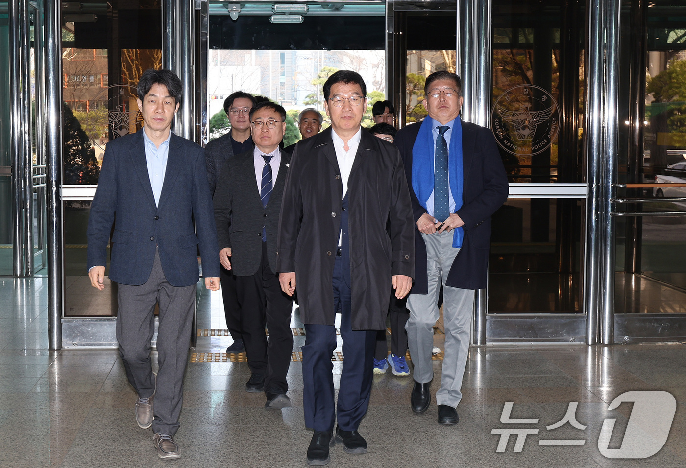 (서울=뉴스1) 신웅수 기자 = 신정훈 위원장을 비롯한 국회 행정안전위원회 소속 더불어민주당 의원들이 20일 오후 백혜련 의원 계란 테러 사건과 관련해 서울 서대문구 경찰청을 항의 …