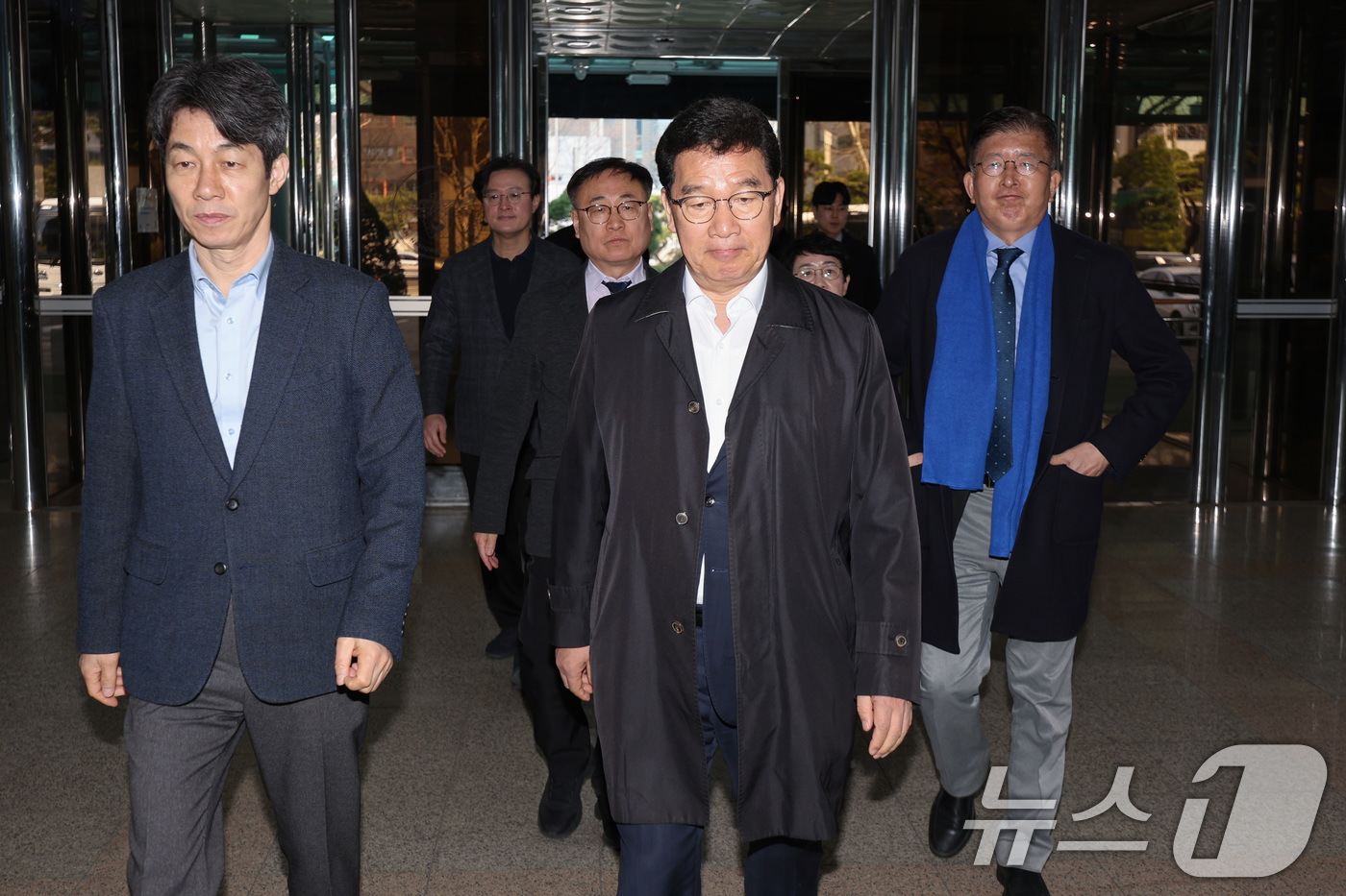 (서울=뉴스1) 신웅수 기자 = 신정훈 위원장을 비롯한 국회 행정안전위원회 소속 더불어민주당 의원들이 20일 오후 백혜련 의원 계란 테러 사건과 관련해 서울 서대문구 경찰청을 항의 …