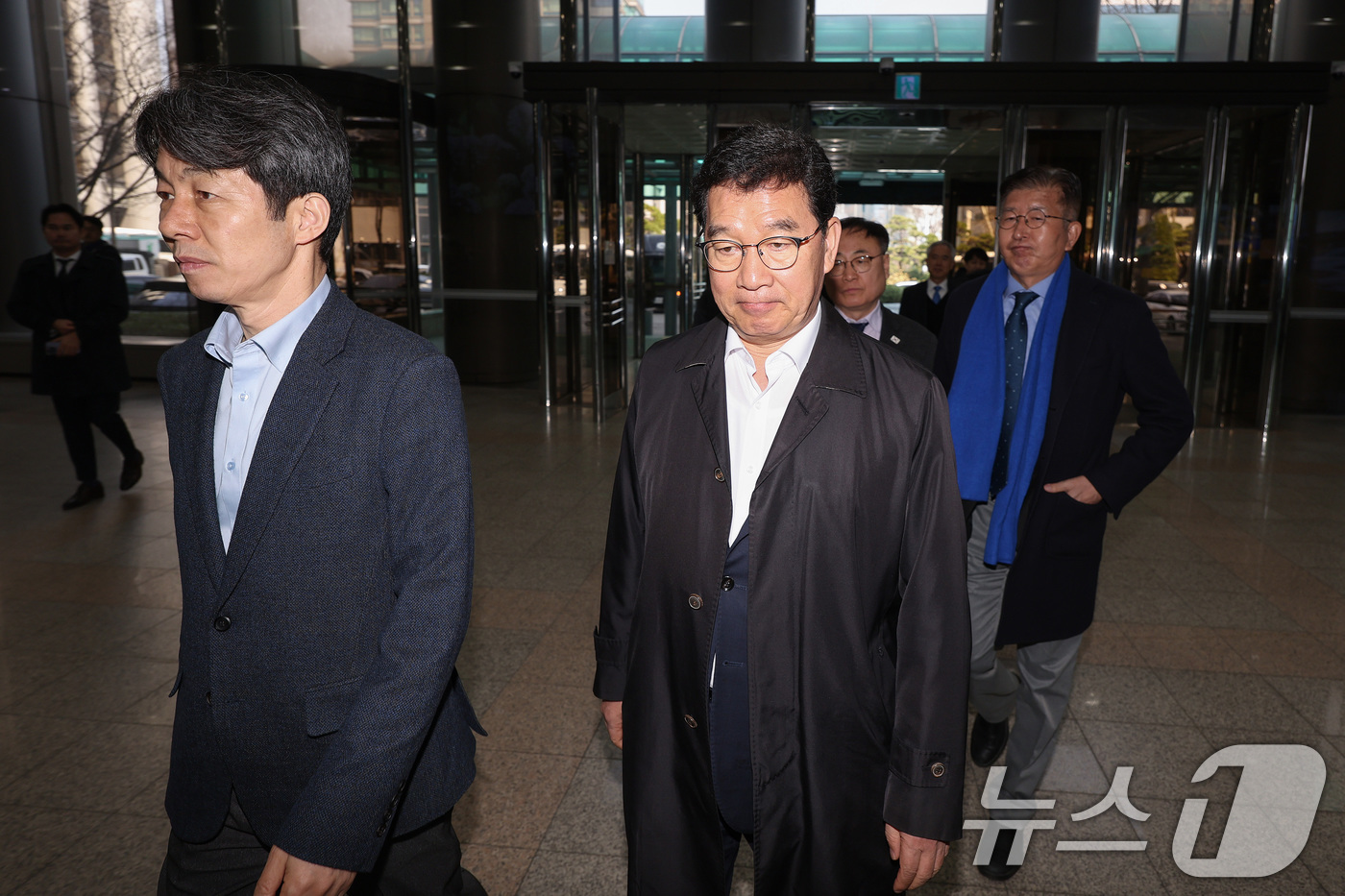 (서울=뉴스1) 신웅수 기자 = 신정훈 위원장을 비롯한 국회 행정안전위원회 소속 더불어민주당 의원들이 20일 오후 백혜련 의원 계란 테러 사건과 관련해 서울 서대문구 경찰청을 항의 …