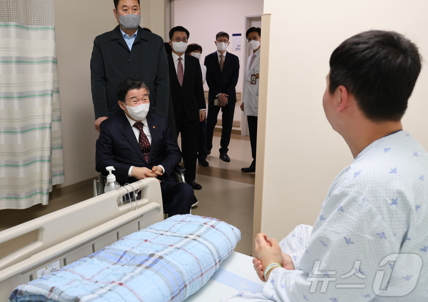 (서울=뉴스1) = 유철환 국민권익위원장이 서해수호의 날을 맞아 20일 경기도 성남 국군수도병원을 방문, 쇄골에 파편 부상으로 입원 중인 윤재혁 중사를 격려하고 있다. (권익위 제 …