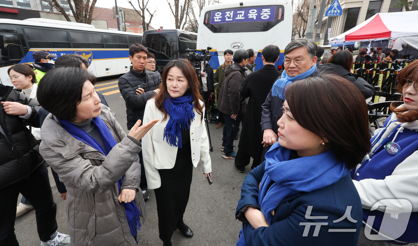 (서울=뉴스1) 허경 기자 = 백혜련 더불어민주당 의원이 20일 서울 종로구 헌법재판소 앞에서 열린 극우 폭력 사태 규탄 기자회견에 앞서 의원들과 대화하고 있다. 백혜련 더불어민주 …