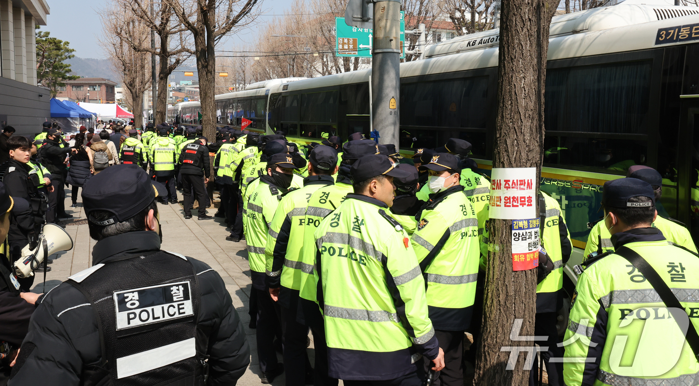 (서울=뉴스1) 허경 기자 = 더불어민주당 백혜련 의원과 이건태 의원이 헌법재판소 앞에서 윤석열 대통령의 신속한 파면을 촉구하는 기자회견 중 날계란에 맞은 사건이 발생한 20일 서 …