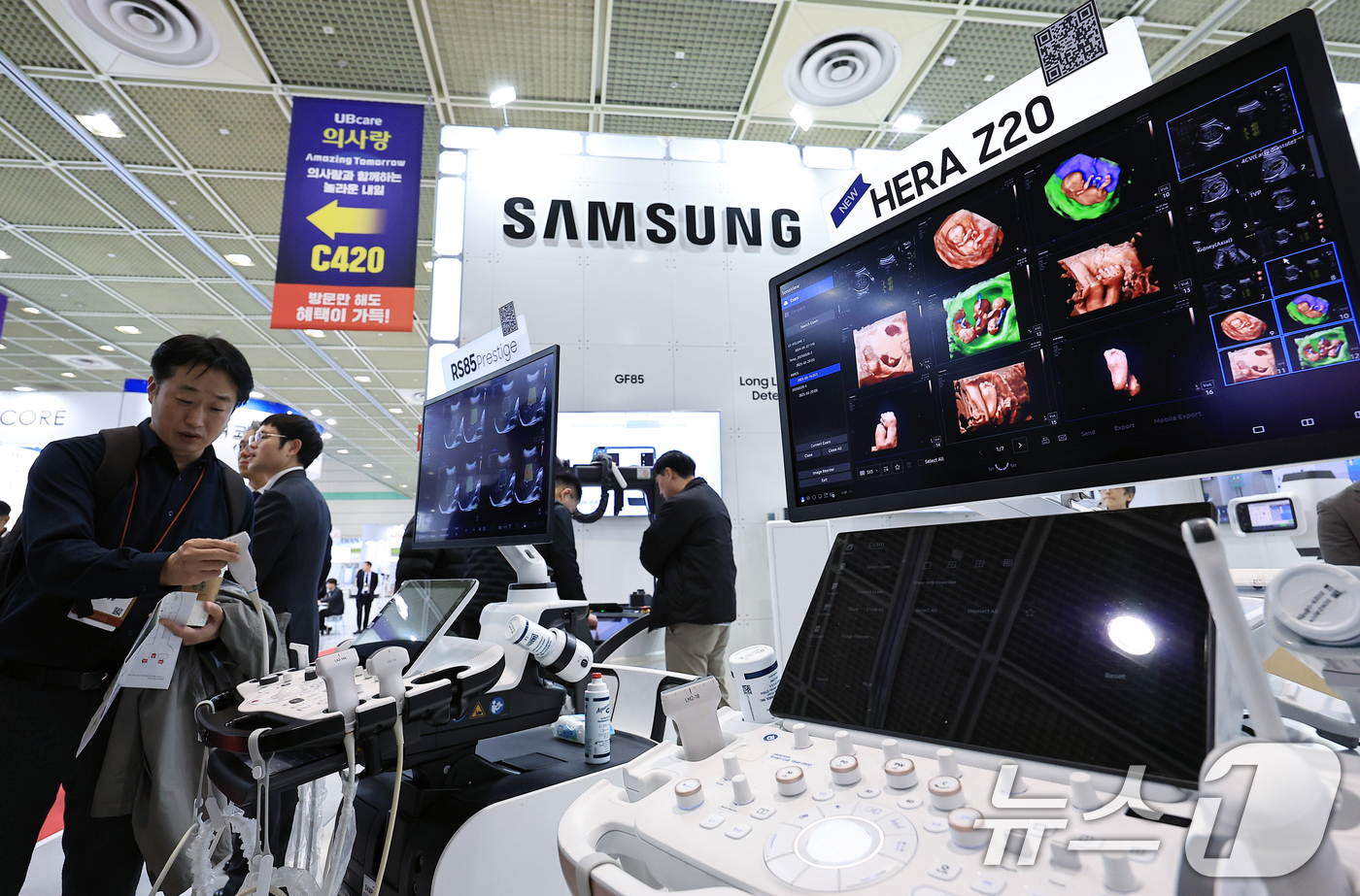 (서울=뉴스1) 박정호 기자 = 20일 오후 서울 강남구 삼성동 코엑스에서 열린 제40회 국제의료기기·병원설비전시회(KIMES 2025)를 찾은 참관객들이 삼성메디슨 부스에서 프리 …
