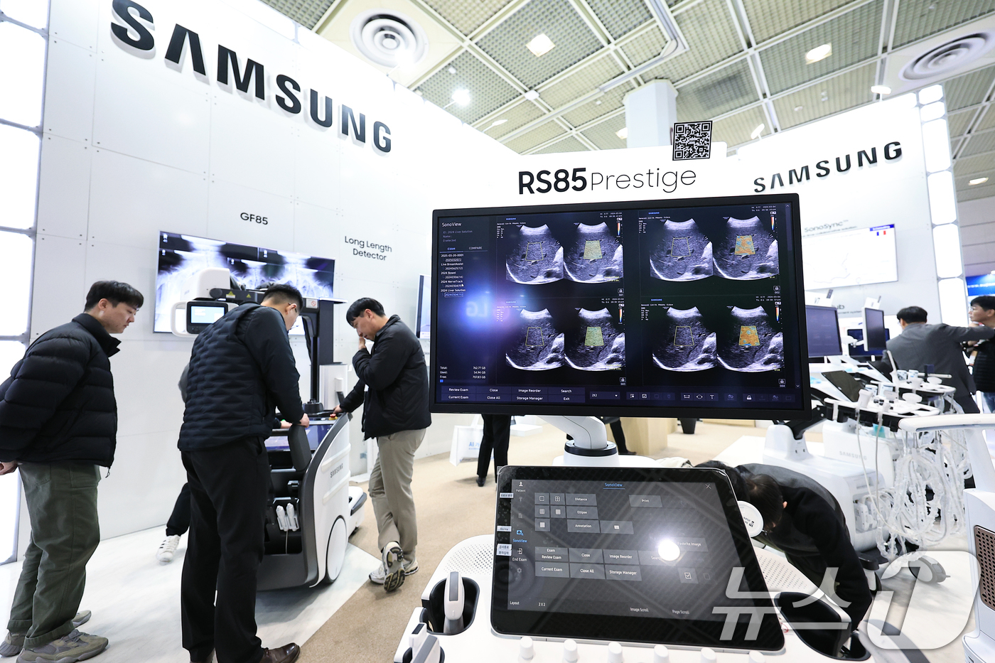 (서울=뉴스1) 박정호 기자 = 20일 오후 서울 강남구 삼성동 코엑스에서 열린 제40회 국제의료기기·병원설비전시회(KIMES 2025)를 찾은 참관객들이 삼성메디슨 부스에서 초음 …