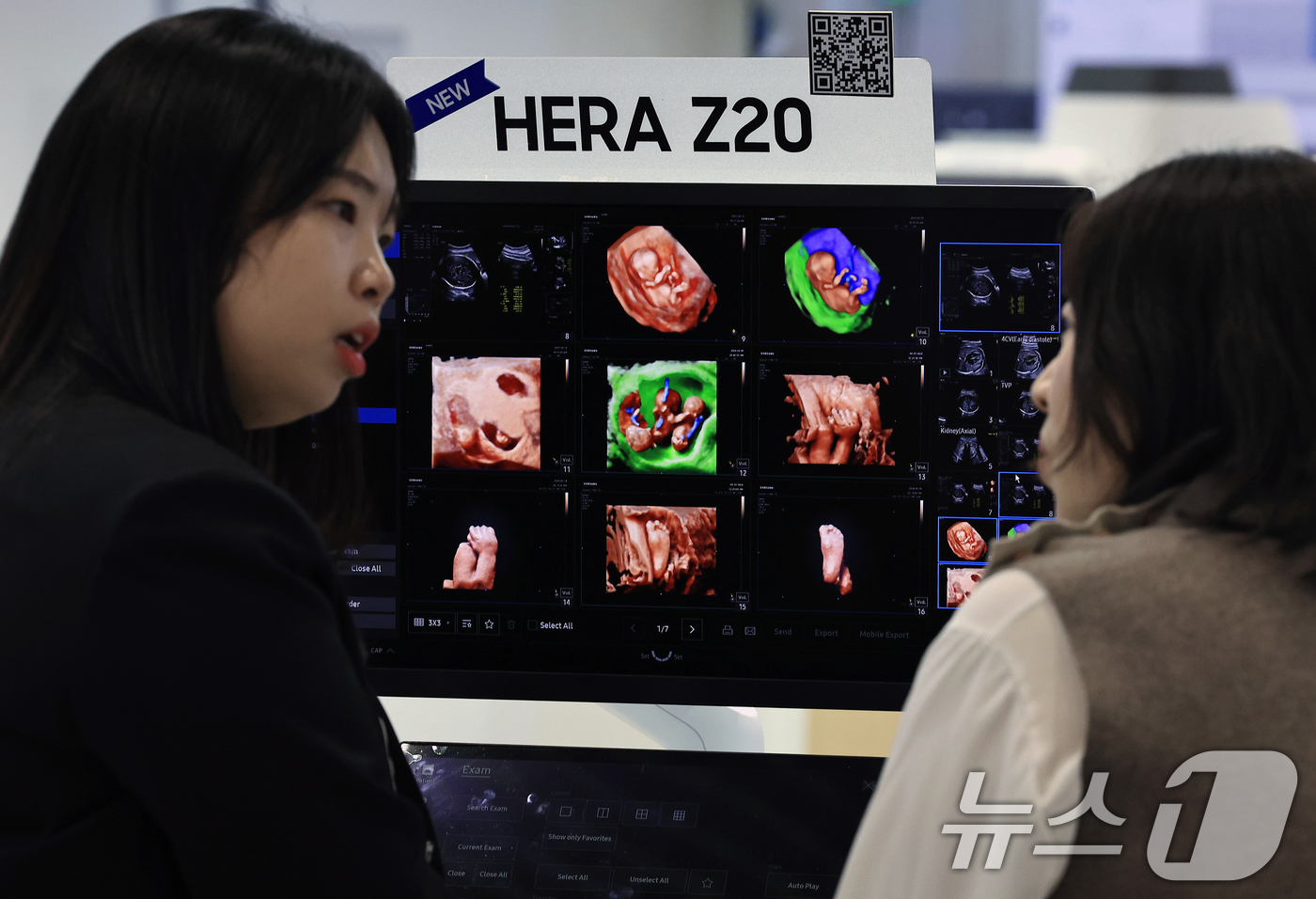 (서울=뉴스1) 박정호 기자 = 20일 오후 서울 강남구 삼성동 코엑스에서 열린 제40회 국제의료기기·병원설비전시회(KIMES 2025)를 찾은 참관객들이 삼성메디슨 부스에서 프리 …