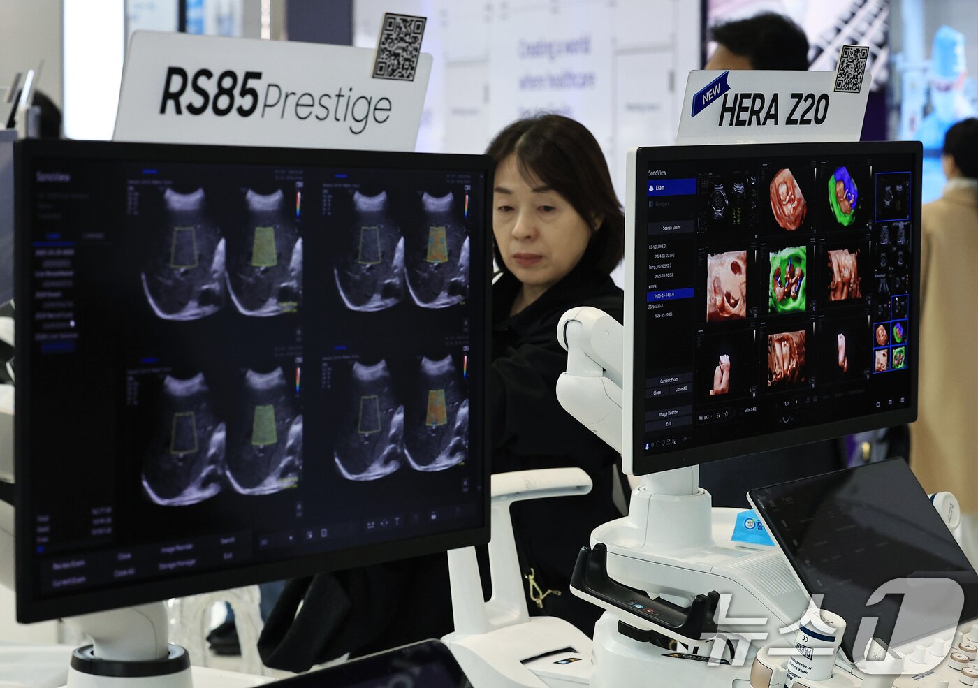 본문 이미지 - 20일 오후 서울 강남구 삼성동 코엑스에서 열린 제40회 국제의료기기·병원설비전시회(KIMES 2025)를 찾은 참관객들이 삼성메디슨 부스에서 프리미엄 초음파 진단기기 등을 살펴보고 있다. 2025.3.20/뉴스1 ⓒ News1 박정호 기자
