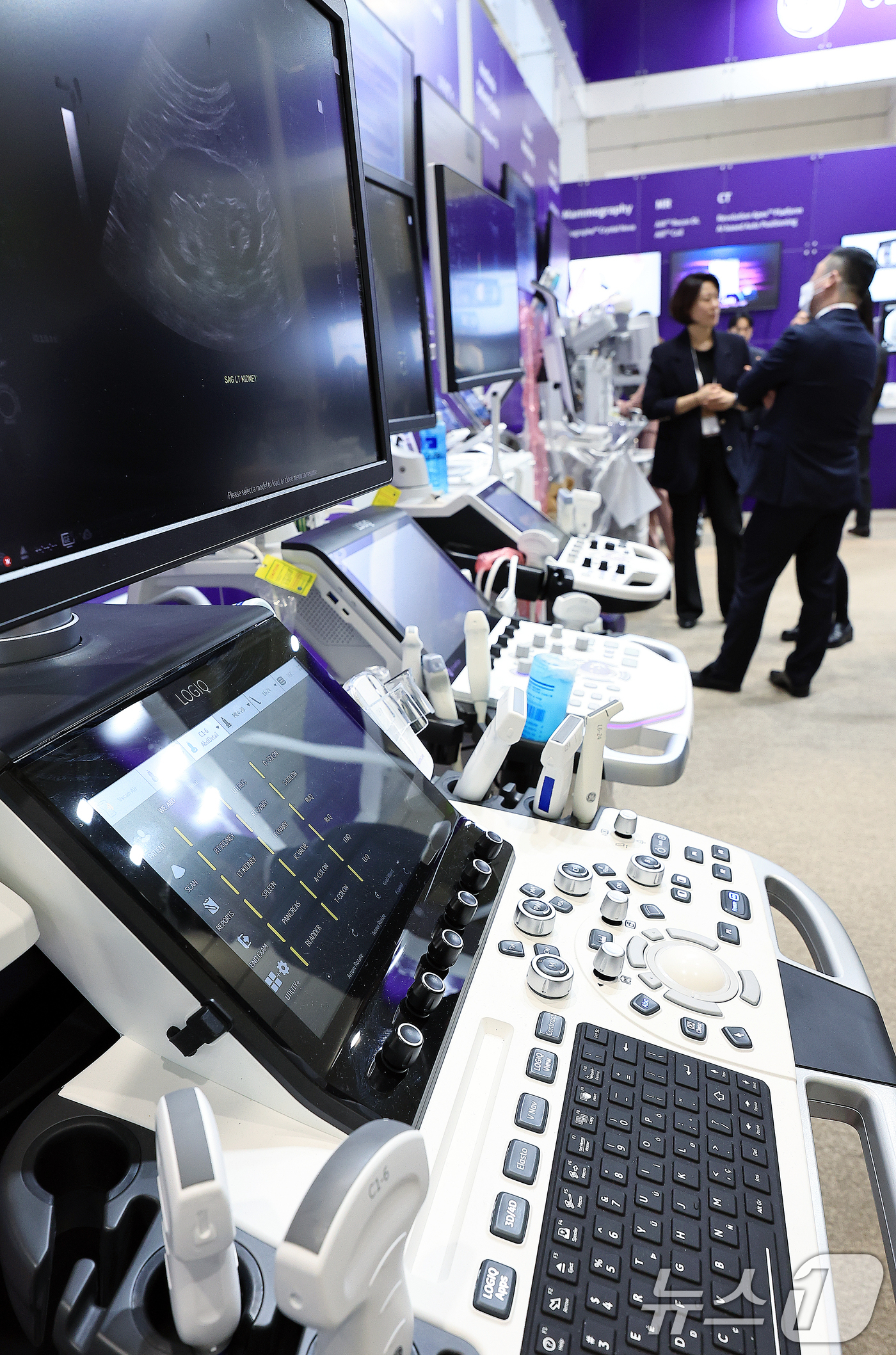 (서울=뉴스1) 박정호 기자 = 20일 오후 서울 강남구 삼성동 코엑스에서 열린 제40회 국제의료기기·병원설비전시회(KIMES 2025)를 찾은 참관객들이 GE 헬스케어 부스에서 …