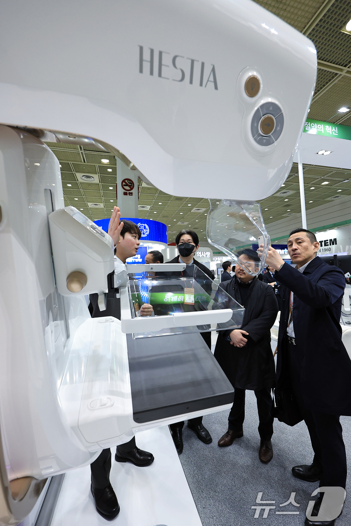 (서울=뉴스1) 박정호 기자 = 20일 오후 서울 강남구 삼성동 코엑스에서 열린 제40회 국제의료기기·병원설비전시회(KIMES 2025)를 찾은 참관객들이 제노레이 부스에서 유방암 …