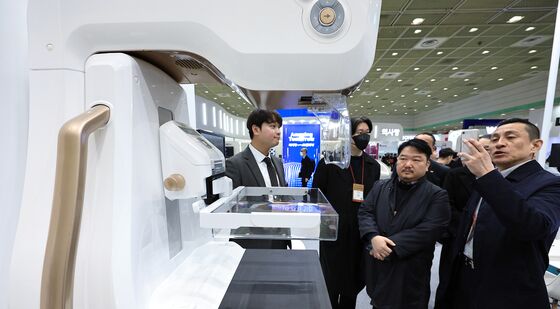 디지털 맘모그라피 제품 살펴보는 참관객들