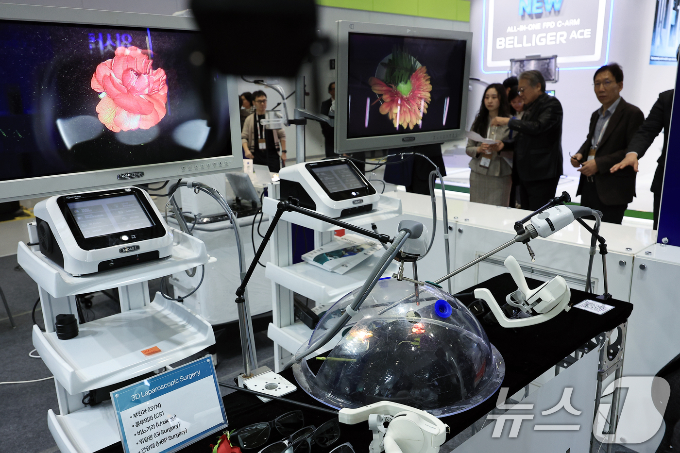 (서울=뉴스1) 박정호 기자 = 20일 오후 서울 강남구 삼성동 코엑스에서 열린 제40회 국제의료기기·병원설비전시회(KIMES 2025)를 찾은 참관객들이 썸텍 부스에서 3D 복강 …
