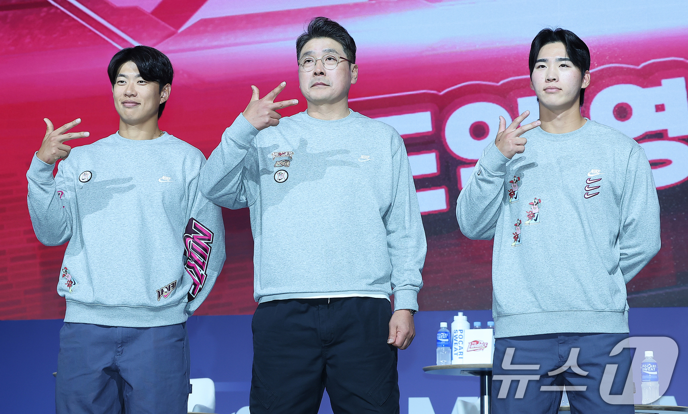 (서울=뉴스1) 김진환 기자 = 키움 히어로즈 주장 송성문(왼쪽부터), 홍원기 감독, 이주형이 20일 오후 서울 송파구 잠실 롯데호텔 월드에서 열린 신한 SOL Bank 2025 …