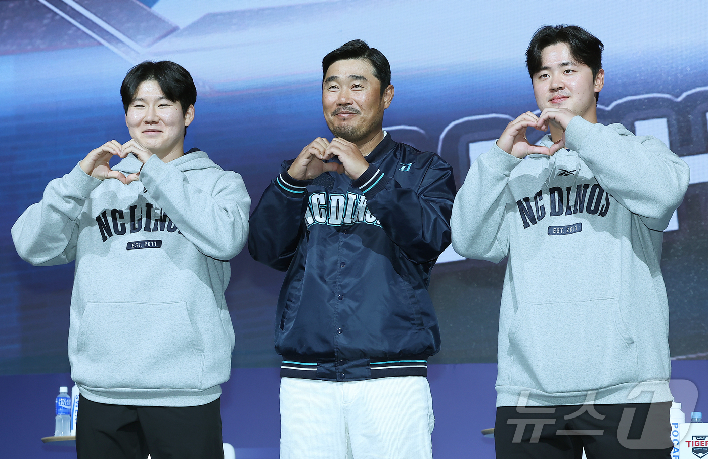 (서울=뉴스1) 김진환 기자 = NC 다이노스 주장 박민우(왼쪽부터), 이호준 감독, 김형준이 20일 오후 서울 송파구 잠실 롯데호텔 월드에서 열린 신한 SOL Bank 2025 …