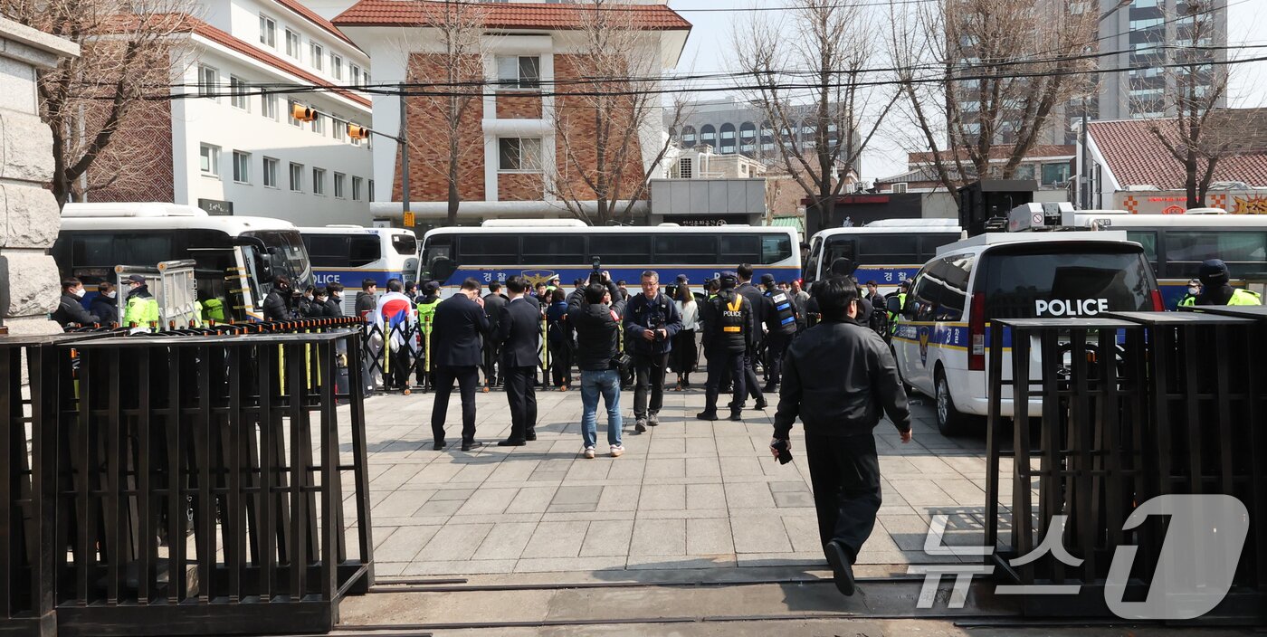 본문 이미지 - 헌법재판소 앞에서 기자회견을 하던 국회의원이 날계란을 맞자 경찰이 헌재 정문 건너편 시위를 불허하기로 했다. 20일 서울경찰청은 재발 방지를 위해 이날부터 서울 종로구 헌재 정문 건너편 인도에 시위자가 모이지 못하도록 할 계획이다. 경찰 관계자는 &#34;위험이 실제로 발생했기 때문에 재발 방지해야 한다＂며 ＂1인 시위라도 집회하러 온 분으로 판단되면 차단하고 있다＂고 밝혔다. 사진은 경찰차량으로 막힌 헌재 정문 건너편 모습. 2025.3.20/뉴스1 ⓒ News1 허경 기자