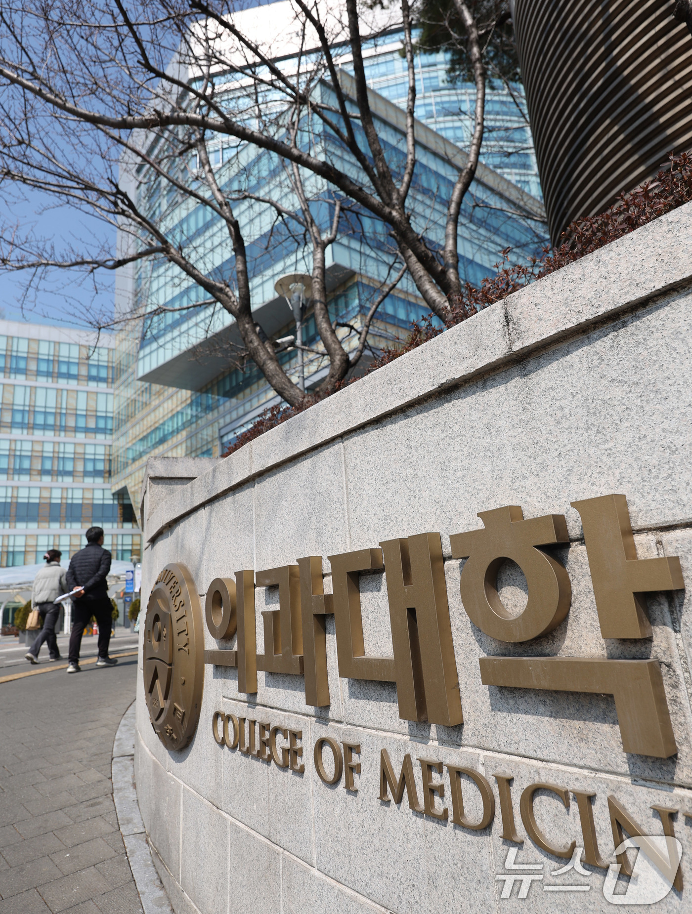 (서울=뉴스1) 박지혜 기자 = 의과대학 학생들의 복귀 시한이 임박한 20일 서울 서대문구 연세대학교 의과대학에 적막감이 감돌고 있다.미복귀시 학칙에 따라 제적 또는 유급 등 조치 …