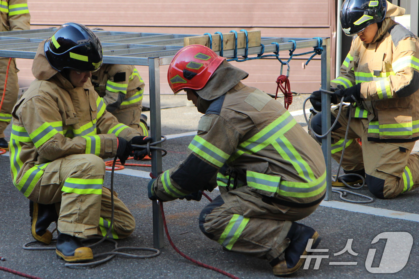 (포항=뉴스1) 최창호 기자 = 20일 경북 포항북부소방서가 화재, 구급, 구급 분야별 현장대원들을 대상으로 실시한 전술평가에서 구급대원이 외상환자에 대한 처치를 하고 있다.훈련 …