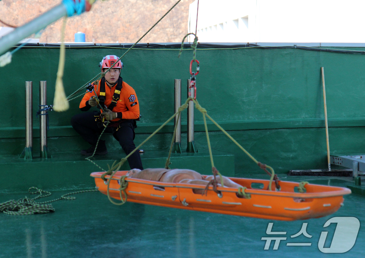 (포항=뉴스1) 최창호 기자 = 20일 경북 포항북부소방서가 화재, 구급, 구급 분야별 현장대원들을 대상으로 실시한 전술평가에서 구급대원이 외상환자에 대한 처치를 하고 있다.훈련 …