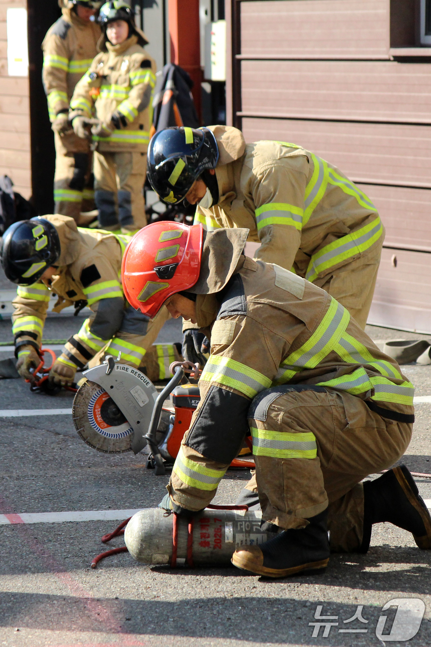 (포항=뉴스1) 최창호 기자 = 20일 경북 포항북부소방서가 화재, 구급, 구조 분야별 현장대원들을 대상으로 실시한 전술평가에서 구급대원이 외상환자에 대한 처치를 하고 있다.훈련 …