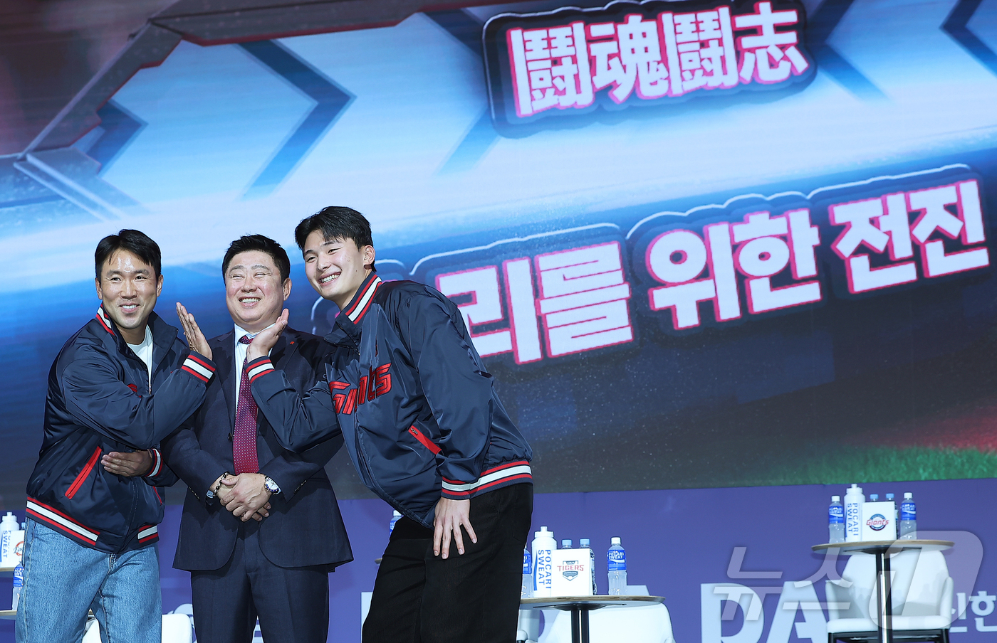 (서울=뉴스1) 김진환 기자 = 롯데 자이언츠 주장 전준우(왼쪽부터), 김태형 감독, 윤동희가 20일 오후 서울 송파구 잠실 롯데호텔 월드에서 열린 신한 SOL Bank 2025 …