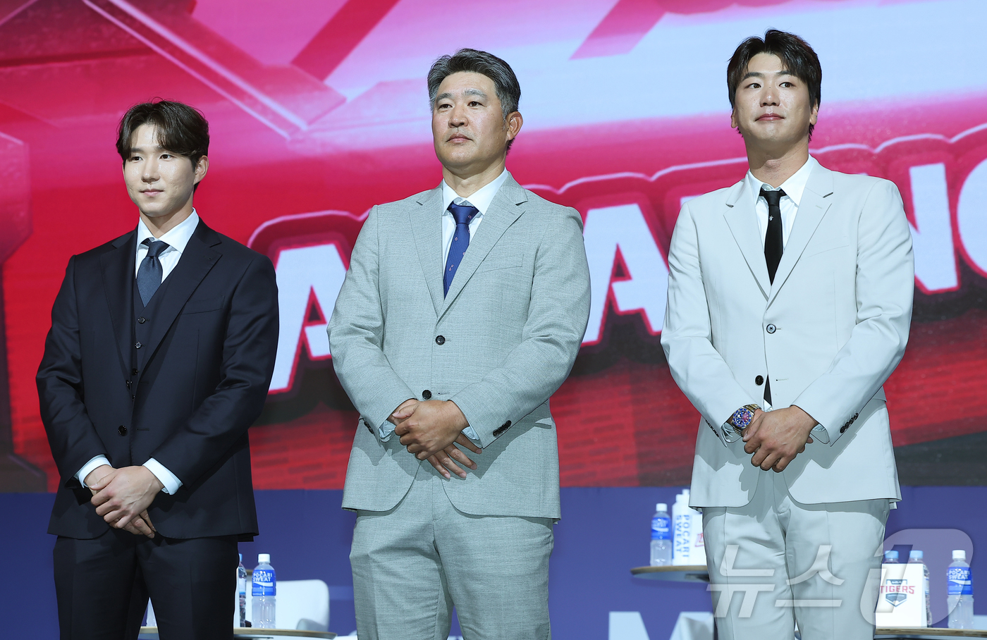 (서울=뉴스1) 김진환 기자 = SSG 랜더스 박성한(왼쪽부터), 이숭용 감독, 주장 김광현이 20일 오후 서울 송파구 잠실 롯데호텔 월드에서 열린 신한 SOL Bank 2025 …