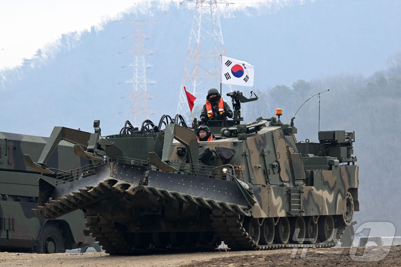 (연천=뉴스1) 사진공동취재단 = 20일 경기 연천군 임진강 일대 석은소 훈련장에서 열린 한미 연합 제병협동 도하훈련에서 K600장애물개척전차가 투입되고 있다.2025년 전반기 한 …