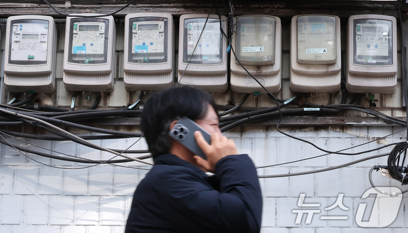 (서울=뉴스1) 김성진 기자 = 한국전력공사가 오는 21일 2분기 전기요금을 결정한다.최근 4년간 누적 영업적자가 34.7조원 규모여서 인상요인은 여전하지만, 지난해 수익성이 다소 …