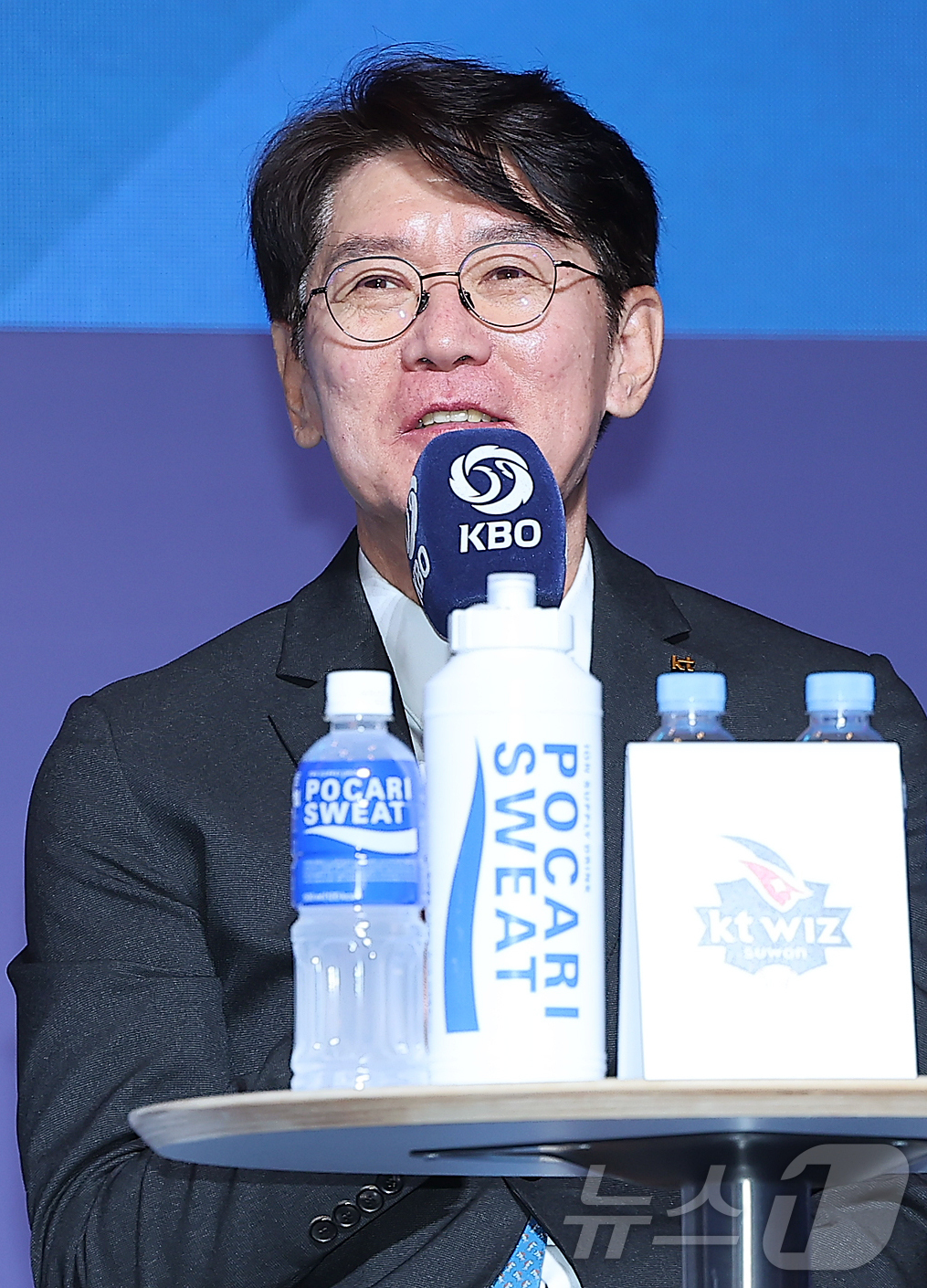 (서울=뉴스1) 김진환 기자 = KT 위즈 이강철 감독이 20일 오후 서울 송파구 잠실 롯데호텔 월드에서 열린 신한 SOL Bank 2025 KBO 미디어데이에서 각오를 밝히고 있 …